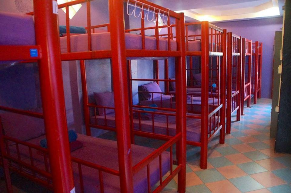 Above & Beyond Hostel บ้านใต้ ภายนอก รูปภาพ